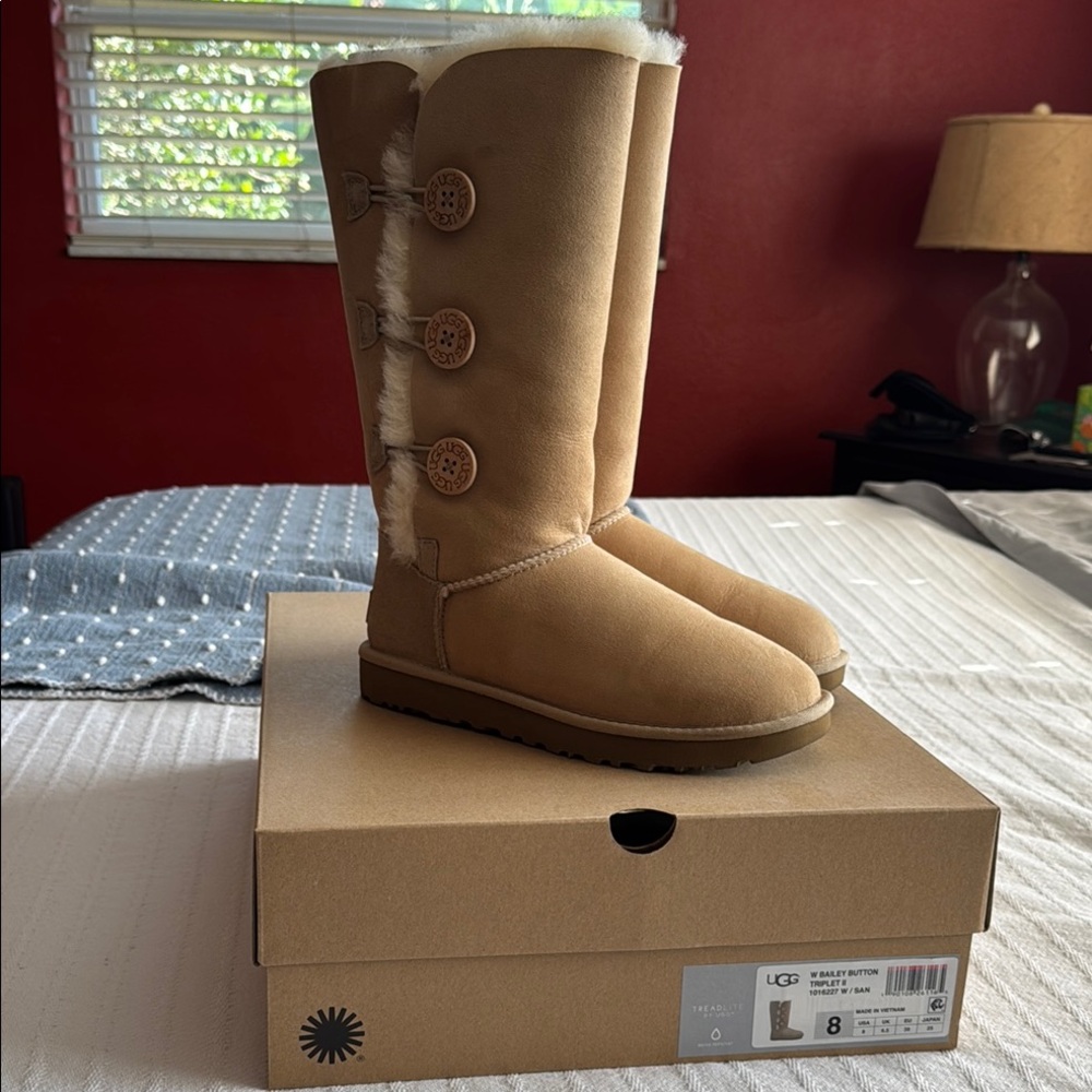 UGG W Bailey Button Triplet II Sand Button Tall Boots